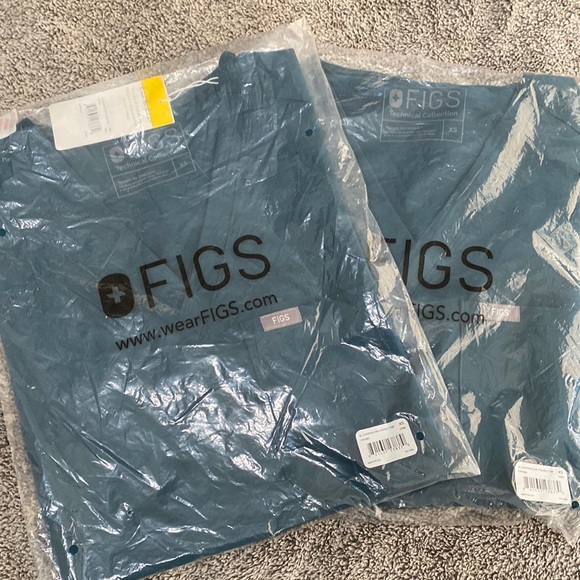 FIGS Catarina one pocket top - Picture 2 of 6